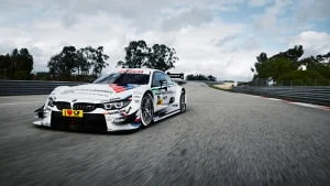 DTM M4 auf einer Rennstrecke