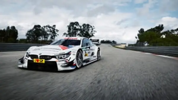 DTM M4 auf einer Rennstrecke