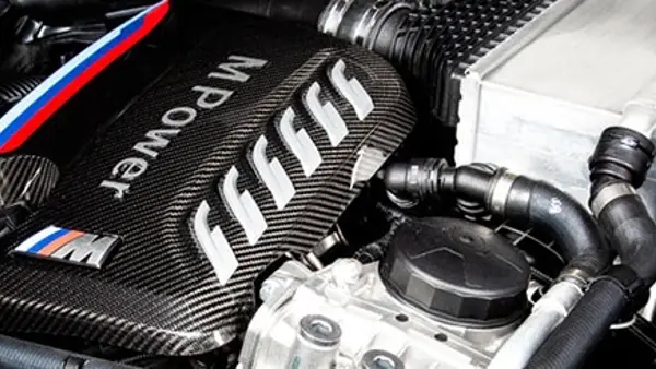 Motorraum mit M Performance Power Kit