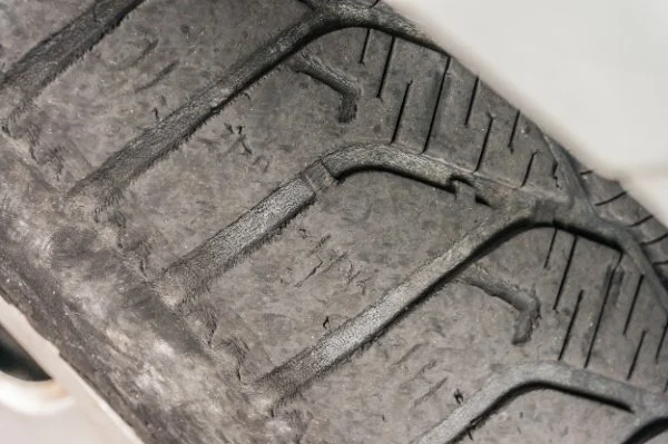 Detailansicht eines abgenutzten Autoreifens