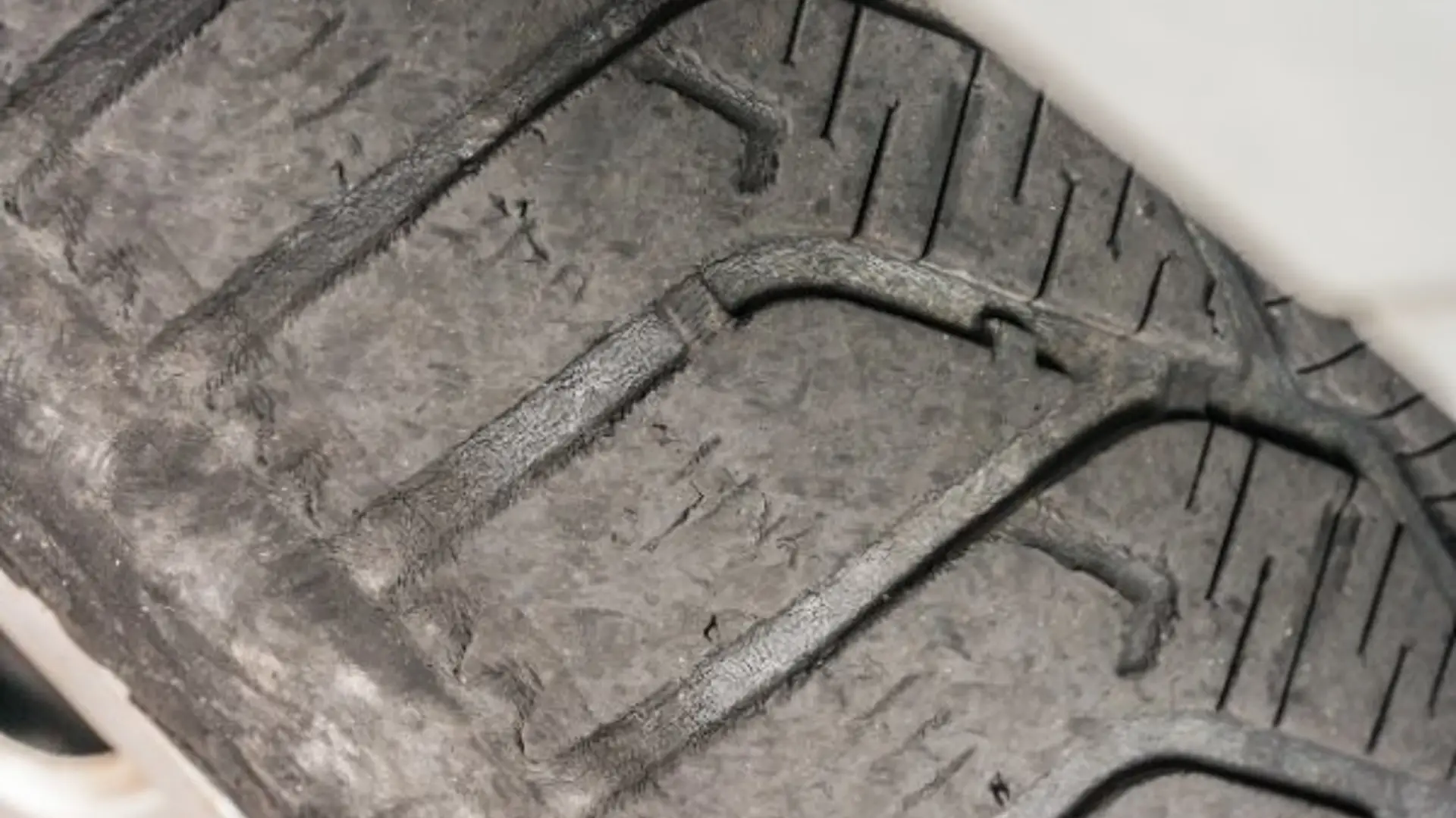 Detailansicht eines abgenutzten Autoreifens