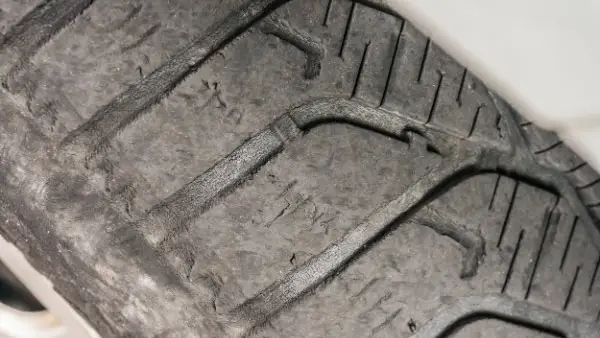 Detailansicht eines abgenutzten Autoreifens