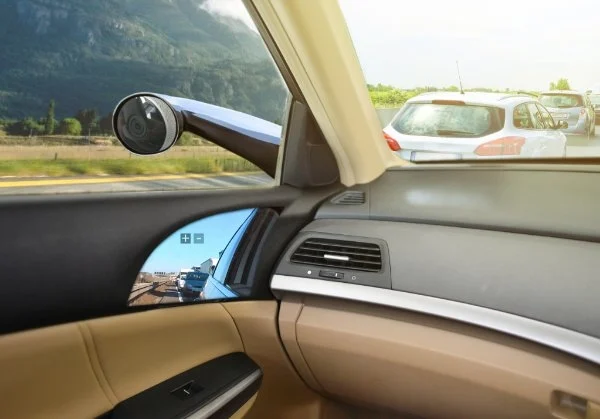 Auto mit digitalem Außenspiegel
