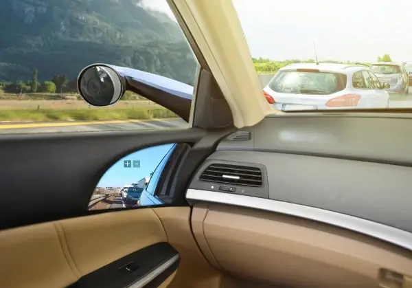 Auto mit digitalem Außenspiegel