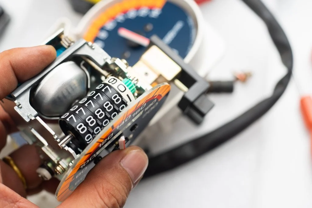 Auto Tachometer ausgebaut