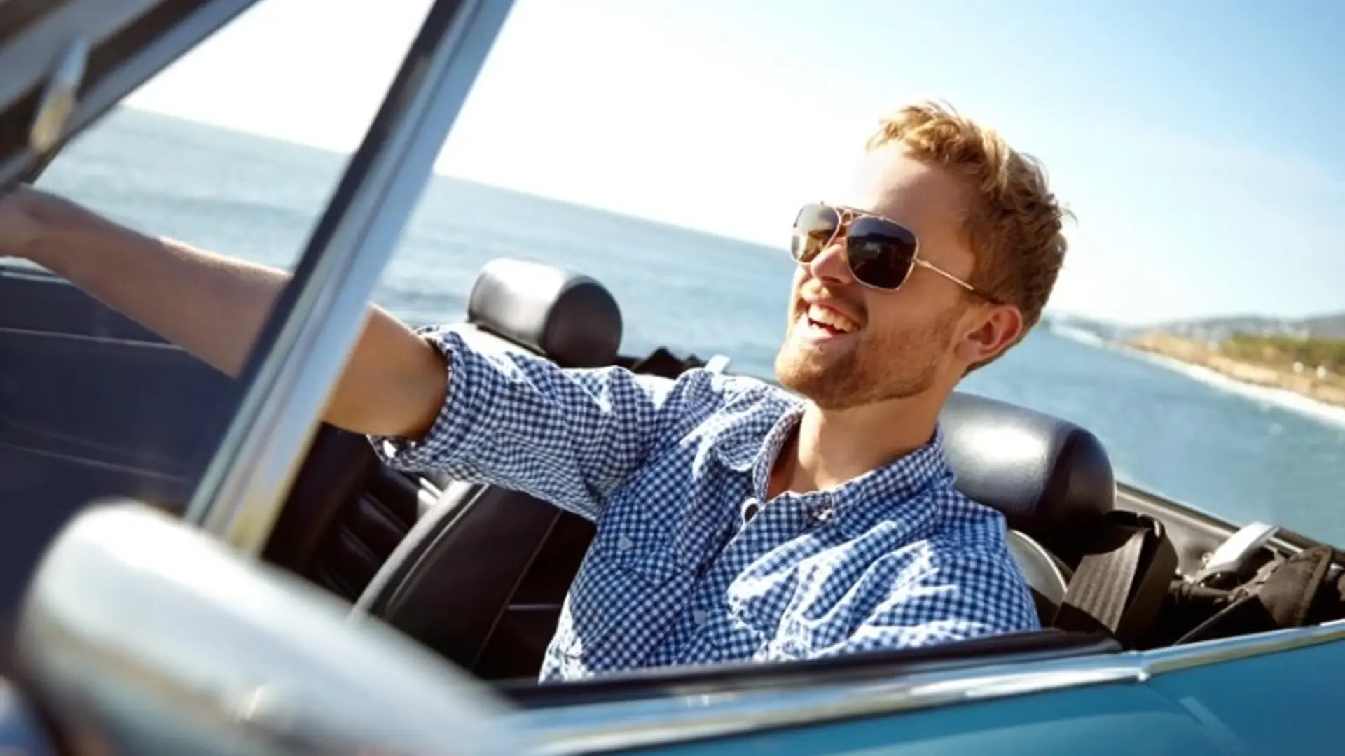 Zeigt motivierten BMW Kunden mit original BMW Sonnenbrille