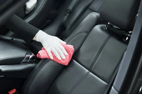 Auto Ledersitze Pflege mit Lappen
