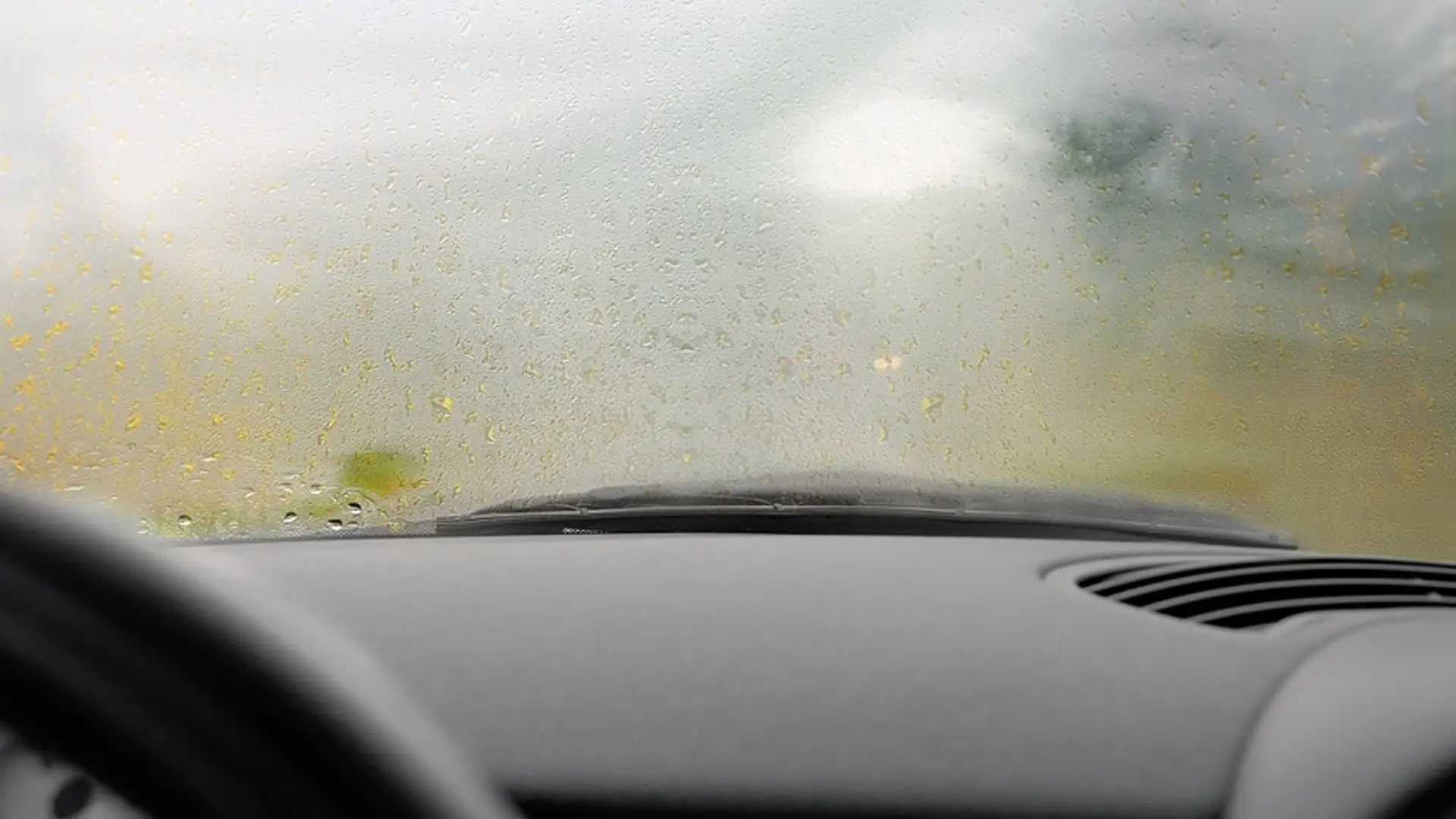 Beschlagene Scheiben im Auto – so sorgen Sie schnell für klare Sicht