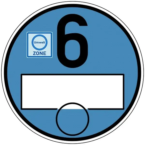 Blaue Umweltplakette mit der Zahl 6 und weißem Feld für das Kennzeichen