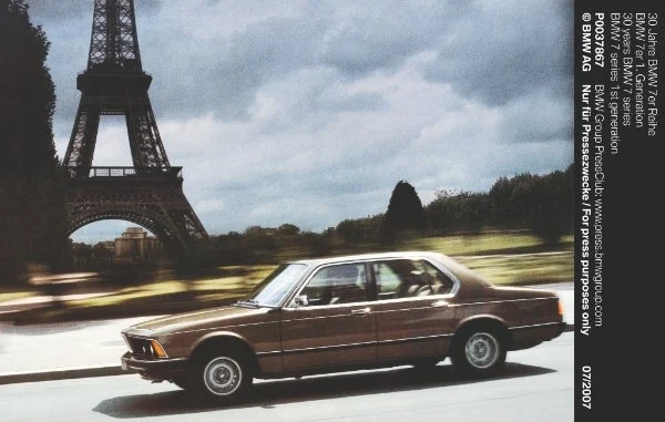 BMW 7er der ersten Generation auf Straße neben Eiffelturm