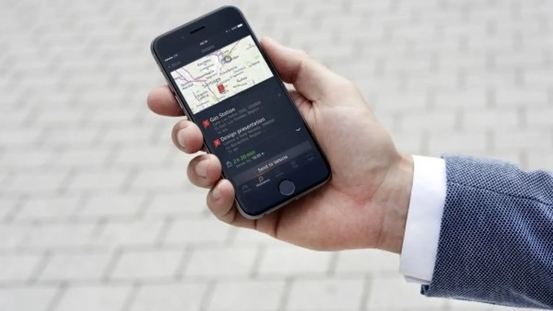 Mann mit Handy und der Connected Drive App