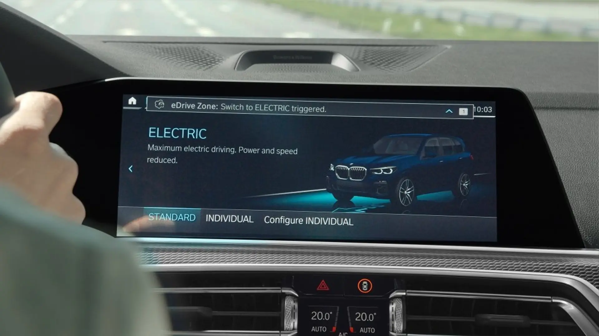 BMW iDrive Display mit der Anzeige "ELECTRIC"