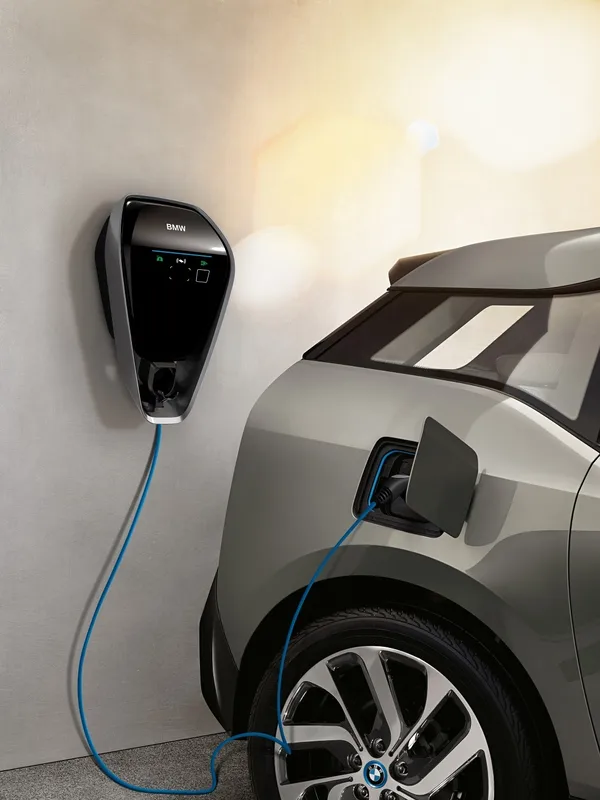 auto wird an wallbox geladen