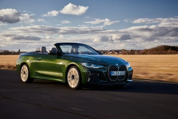 BMW M440 xDrive Cabrio auf Straße mit Feld im Hintergrund