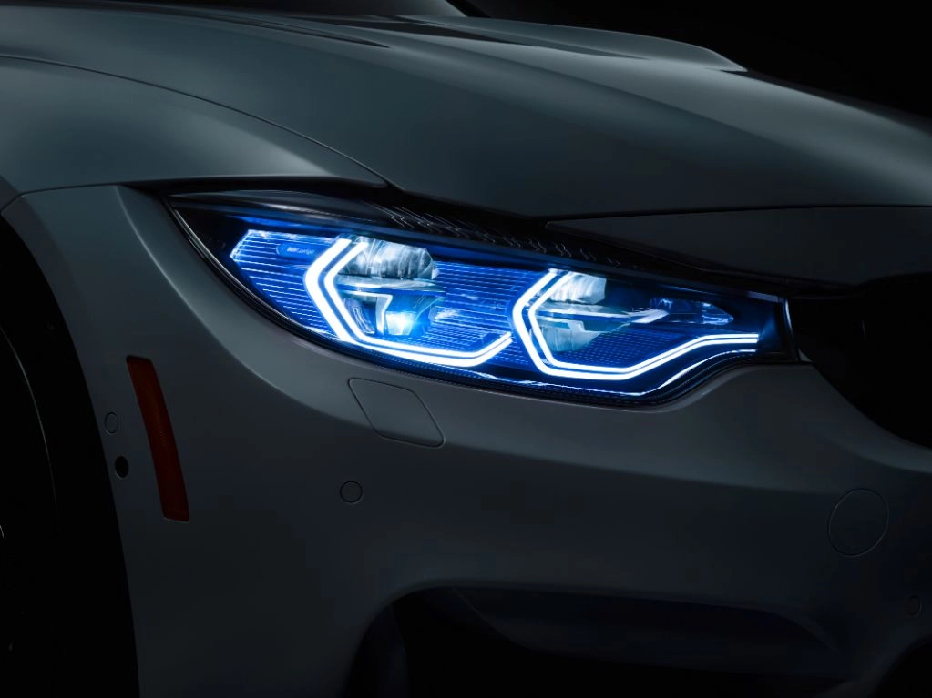 Nahaufnahme eines BMW LED-Scheinwerfers mit blau leuchtender Lichtsignatur