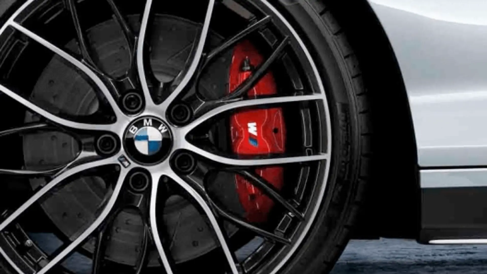 BMW Leichtmetallfelge mit sichtbarer roter M Performance Bremsscheibe und Bremssattel