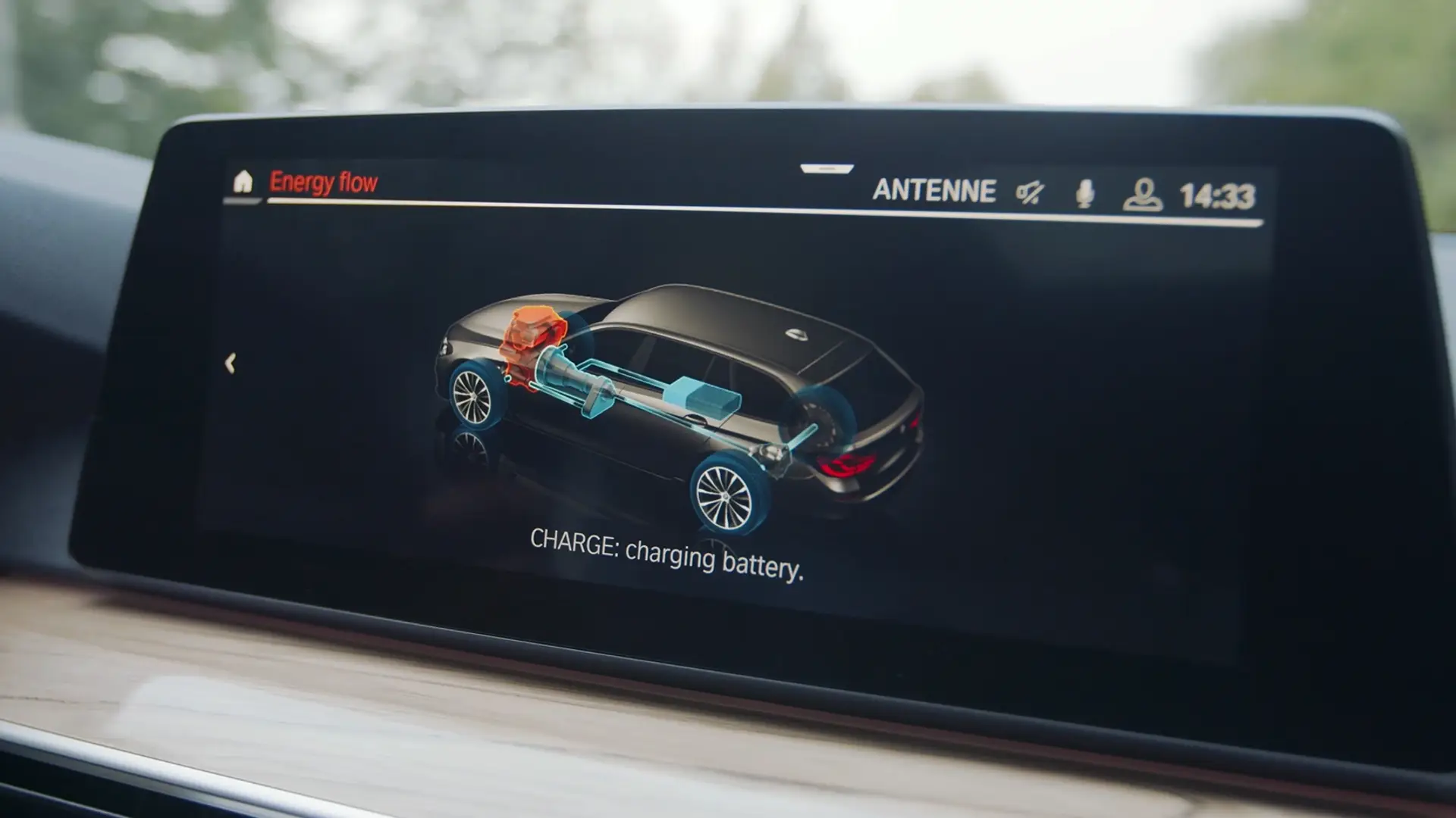 BMW iDrive Display zeigt grafische Darstellung des Fahrzeugs mit Anzeige „CHARGE: charging battery.“