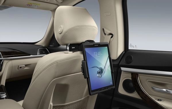 Tablet ist an einer Halterung des Travel & Comfort Systems an der Rückseite eines Vordersitzes im Fahrzeuginnenraum befestigt