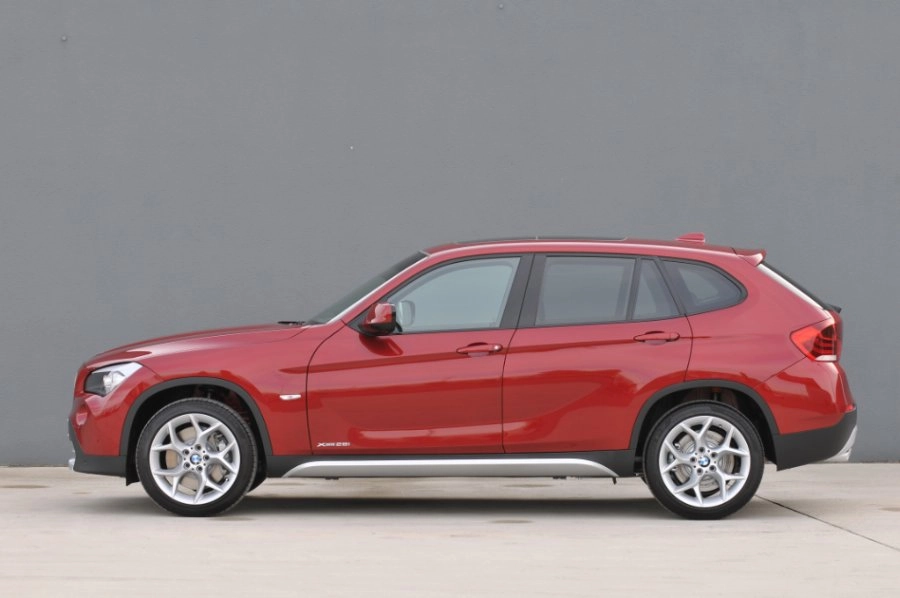 BMW X1 von der Seite in Rot