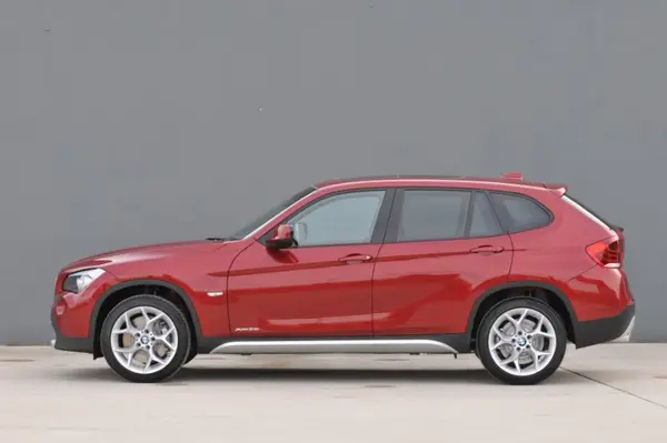 BMW X1 von der Seite in Rot