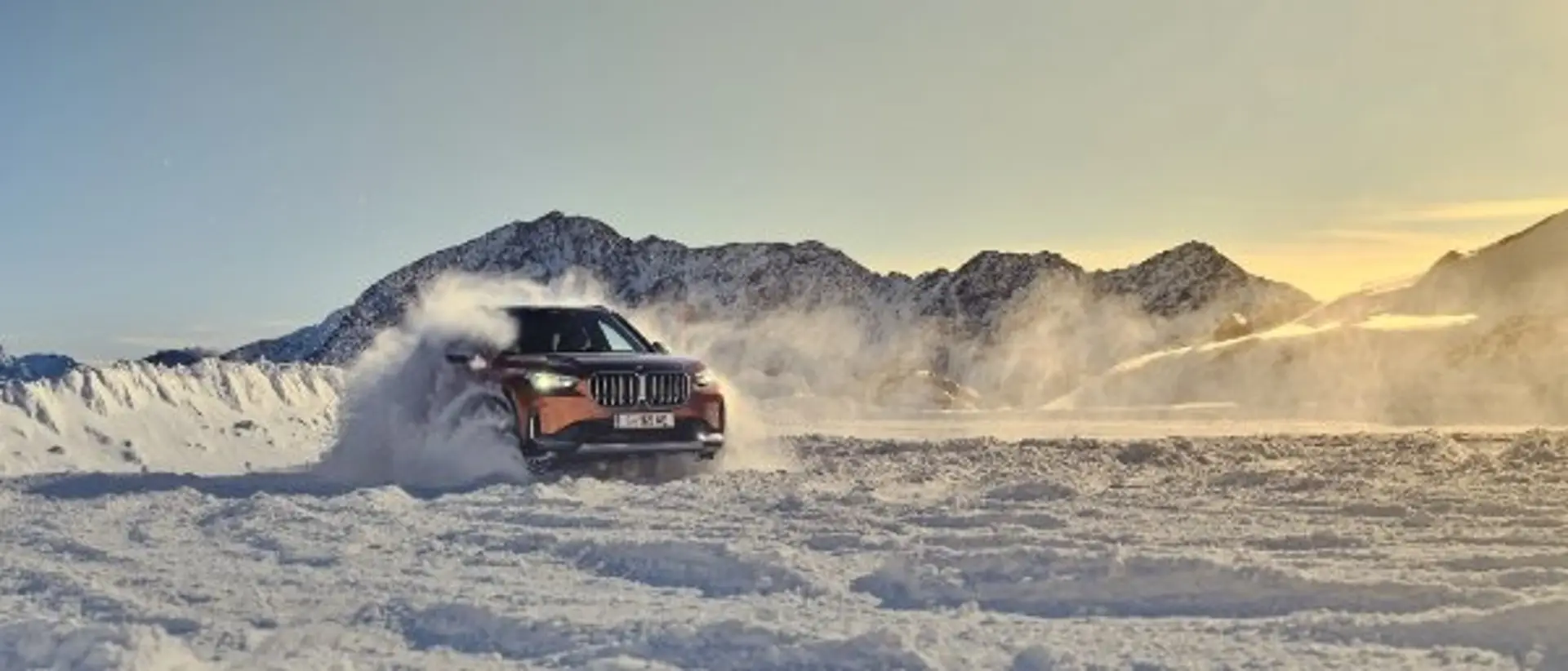 BMW X1 xDrive 23d beim Fahrtraining auf Schnee