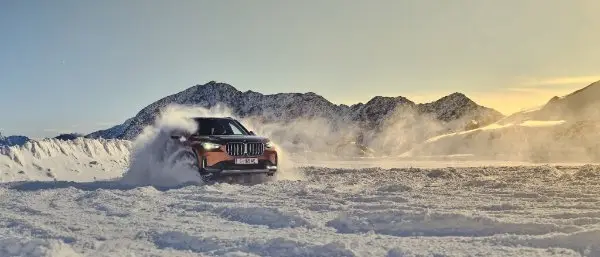 BMW X1 xDrive 23d beim Fahrtraining auf Schnee