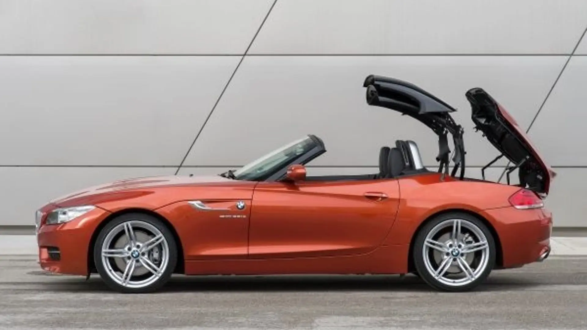 BMW Z4 in Orange von der Seite mit Hardtop
