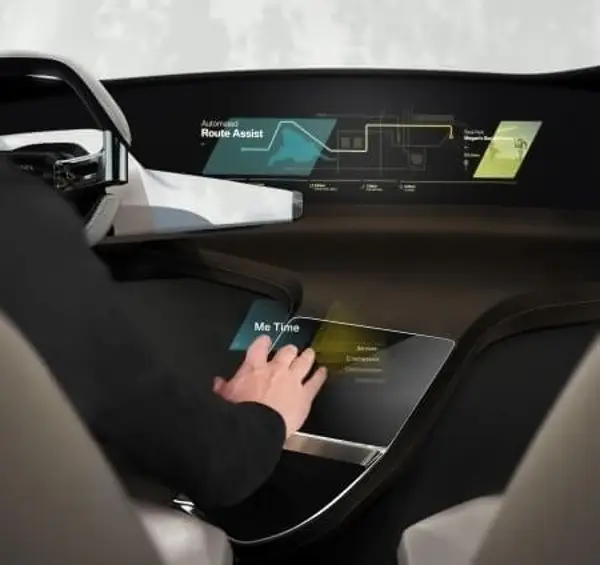 Darstellung eines holoactive Sceens in einem BMW