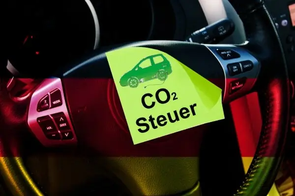 Notizzettel auf einem Autolenkrad, auf dem CO2 Steuer steht