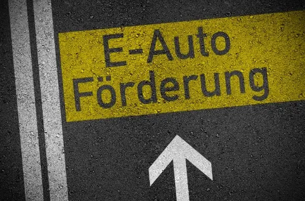 Fahrbahn mit Aufschrift E-Auto Förderung