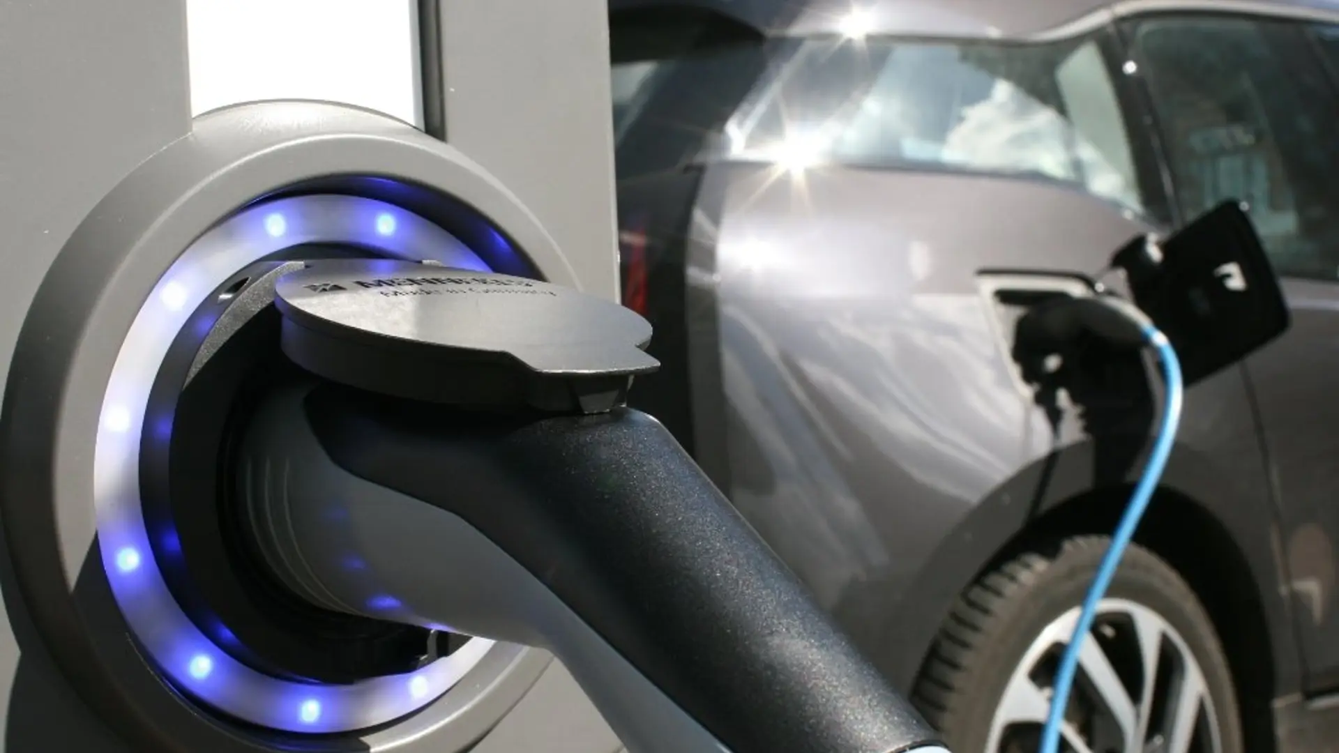 E-Auto laden ohne App und Karte – mit Plug & Charge von BMW