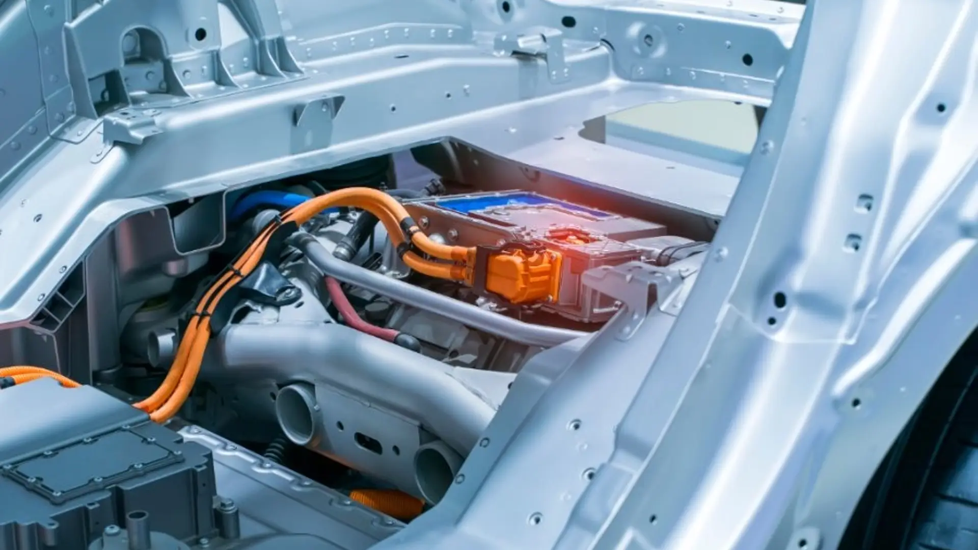Lithium Ionen Batterie im Motorraum eines nicht fertiggestellten Autos