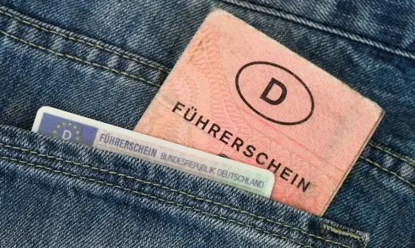 Detailansicht Jeanshose mit Führerschein in Hosentasche