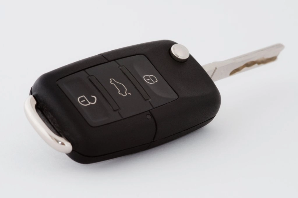 Funkautoschlüssel mit 3 Tasten, welcher aufgeklappt ist