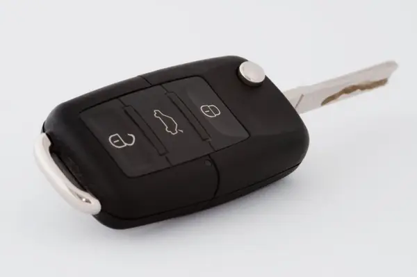 Funkautoschlüssel mit 3 Tasten, welcher aufgeklappt ist