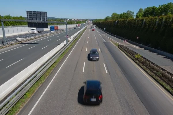 Autobahn mit Falschfahrer-Auto auf der linken Spur