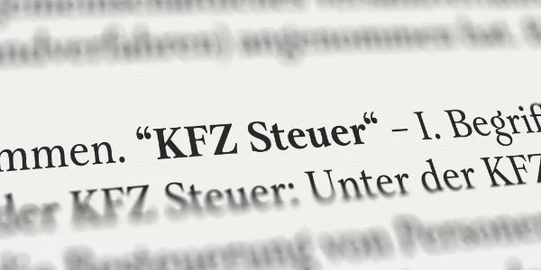 Detailansicht eines Dokuments mit Wort Kfz Steuer im Fokus