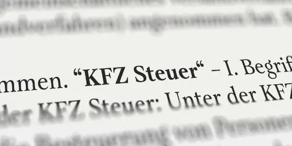 Detailansicht eines Dokuments mit Wort Kfz Steuer im Fokus