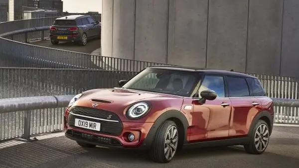 Ein roter MINI Clubman fährt eine Parkdeckrampe nach oben