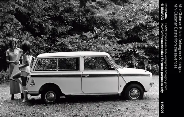 Ein Schwarzweißbild zeigt zwei Frauen stehen an einem alten Mini Clubman von 1969
