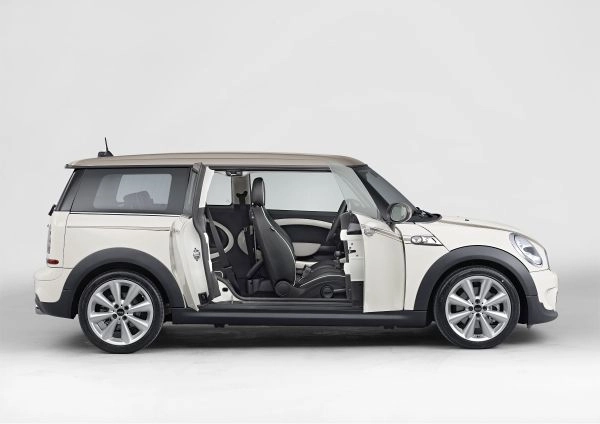 Weißer MINI Clubman steht vor weißem Hintergrund mit auf der rechten Seite geöffneter Vorder- und Hintertür
