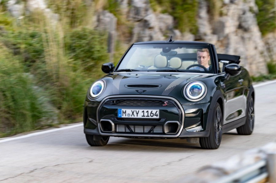 Schwarzer Mini Cooper von vorne mit steinigem Hintergrund