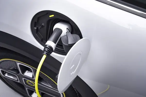 Ladekabel ist am geöffneten Ladeanschluss eines MINI Cooper angeschlossen