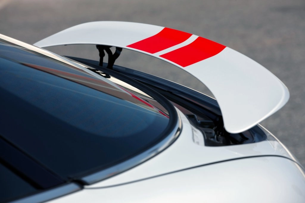 ausgefahrener Heckspoiler eines MINI Coupé mit roten Streifen