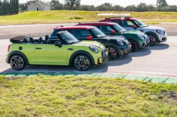 Mehrere MINI John Cooper Works Modelle stehen nebeneinander auf einem Parkplatz im Freien