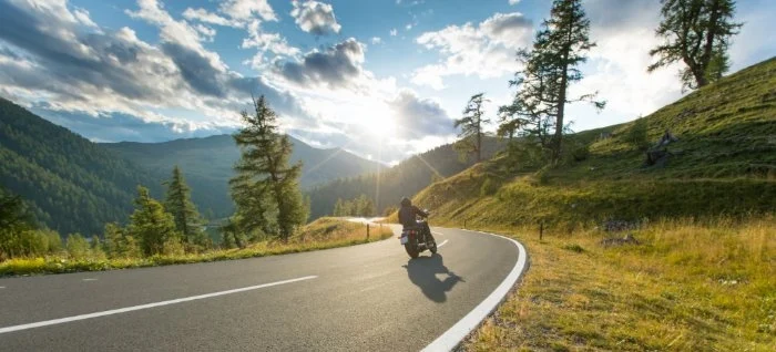 Motorradfahrer auf kurviger Straße