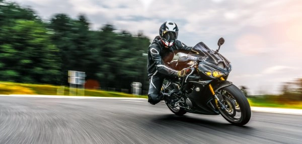 Ein Motorradfahrer in der Kurve