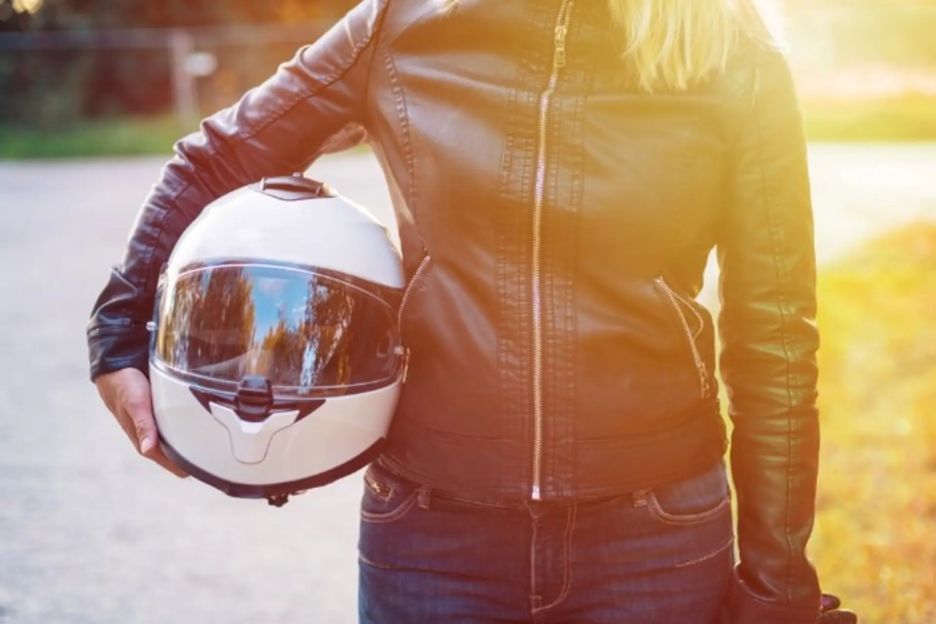 Motorradfahrerin mit Helm