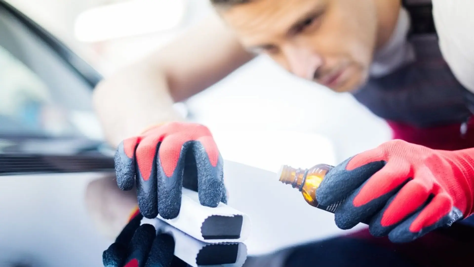 Werkstattarbeiter, welcher eine Nanoversieglung aufträgt
