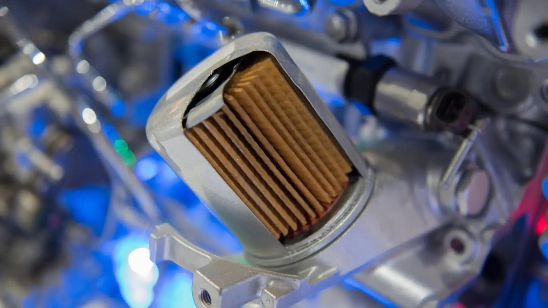 Geöffneter Ölfilter ist in einem geöffneten Motorgehäuse eines Fahrzeugs